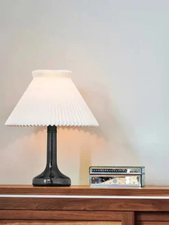 343 Bordlampe, smoked fra Le Klint