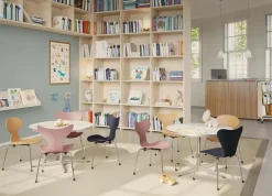 3130 Grand Prix Barnestol, oregon pine fra Fritz Hansen