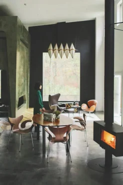 3208 Liljen armstol i valnød af Arne Jacobsen