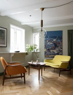 53 Lænestol, eg klar olie af Finn Juhl