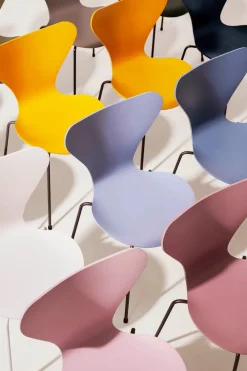 3107 Serie 7 stol i farvet ask af Arne Jacobsen