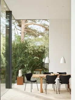 3107 stol, fuldpolstret Essential læder valnød/sort stel af Arne Jacobsen