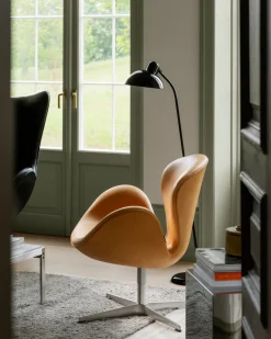 3320 Svanen i læder af Arne Jacobsen