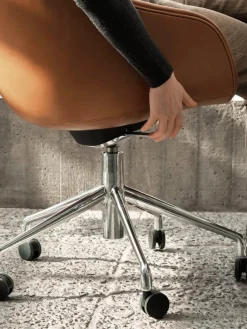 About a Chair AAC121 fra Hay