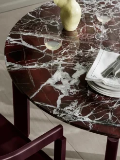 After Dining Table Ø120, Marble Burgundy fra Fritz Hansen