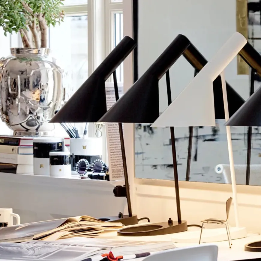 AJ bordlampe fra Louis Poulsen