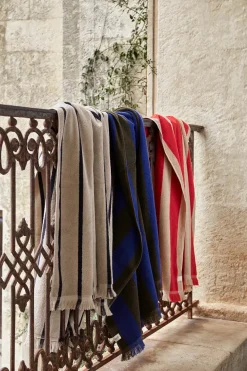 Alee Beach Towel, light camel/red fra Ferm Living