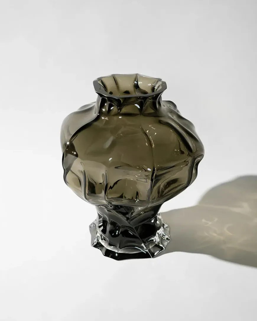 Ammonit Vase, new smoke fra Hein Studio
