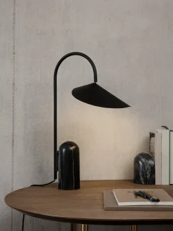 Arum bordlampe fra Ferm Living