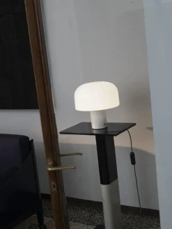 Bellhop Glass Table Lamp fra Flos