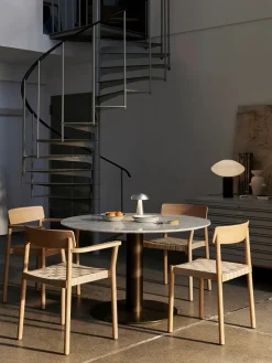 Betty TK9 Spisebordsstol, røget eg fra &Tradition