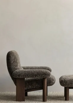 Brasilia Lounge Chair, Dark Stained Oak Sheepskin Root fra Audo Copenhagen