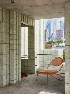 Copacabana Lounge Chair, international orange fra GUBI