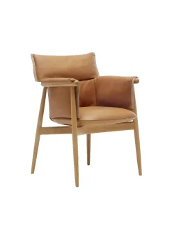 E005 Embrace Chair af EOOS