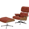 Eames Lounge Chair, kirsebær, calma brandy inkl. Fodskammel fra Vitra