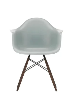 Eames Plastic Armchair DAW, mørkbejdset ahorntræ fra Vitra
