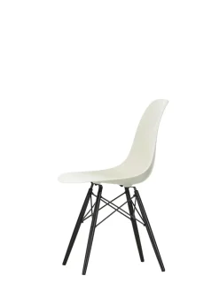 Eames Plastic Side Chair DSW, sortlakeret ahorntræ fra Vitra