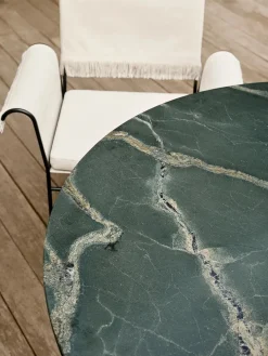 Epic Outdoor Dining Table, round fra GUBI