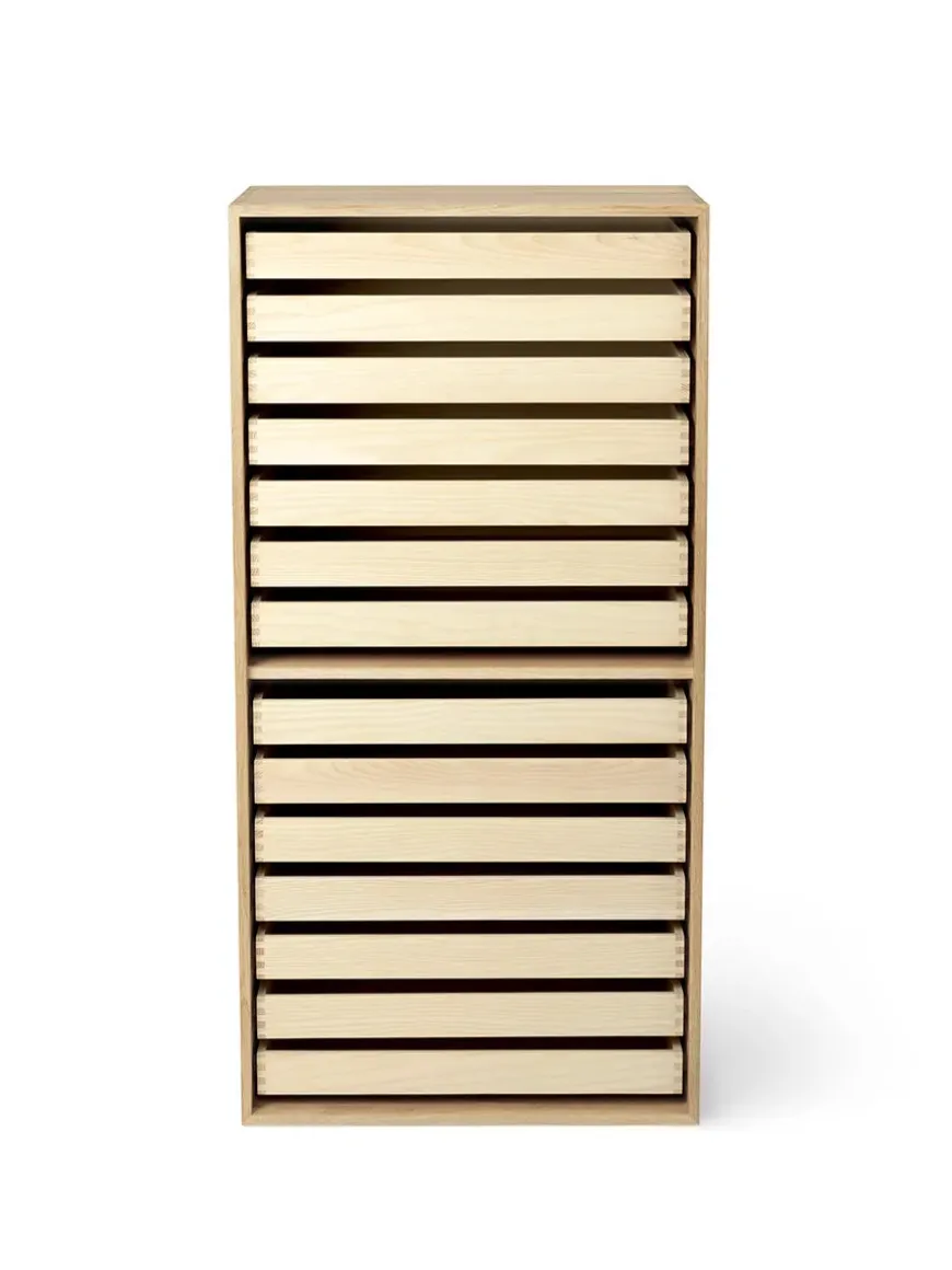 FK63 Reol med ben og bakker fra Carl Hansen & Søn