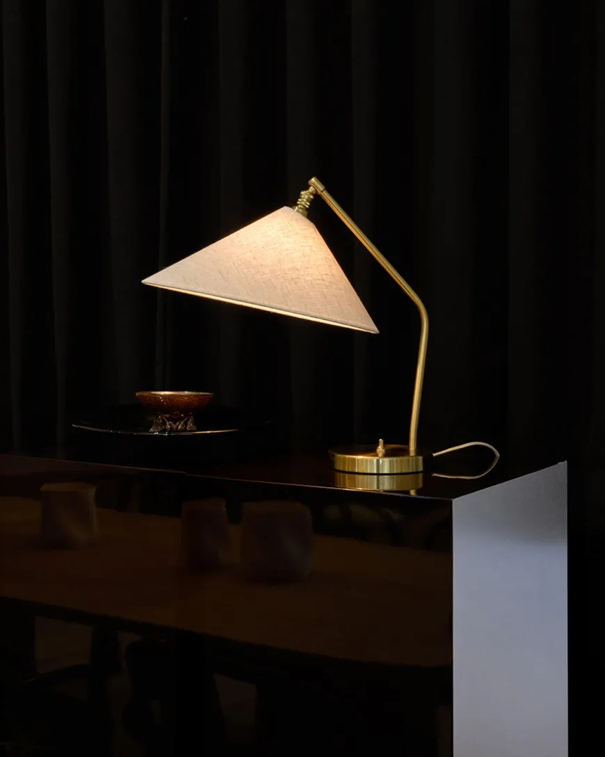 Gräshoppa bordlampe fra GUBI