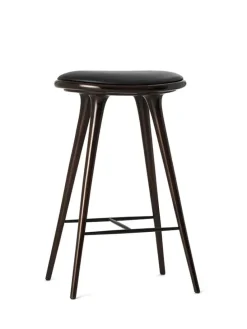 Høj barstol i mørkbejdset bøg fra Mater