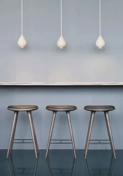 Høj barstol i mørkbejdset eg fra Mater