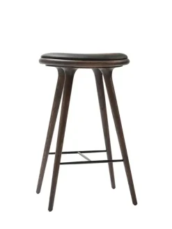 Høj barstol i mørkbejdset eg fra Mater