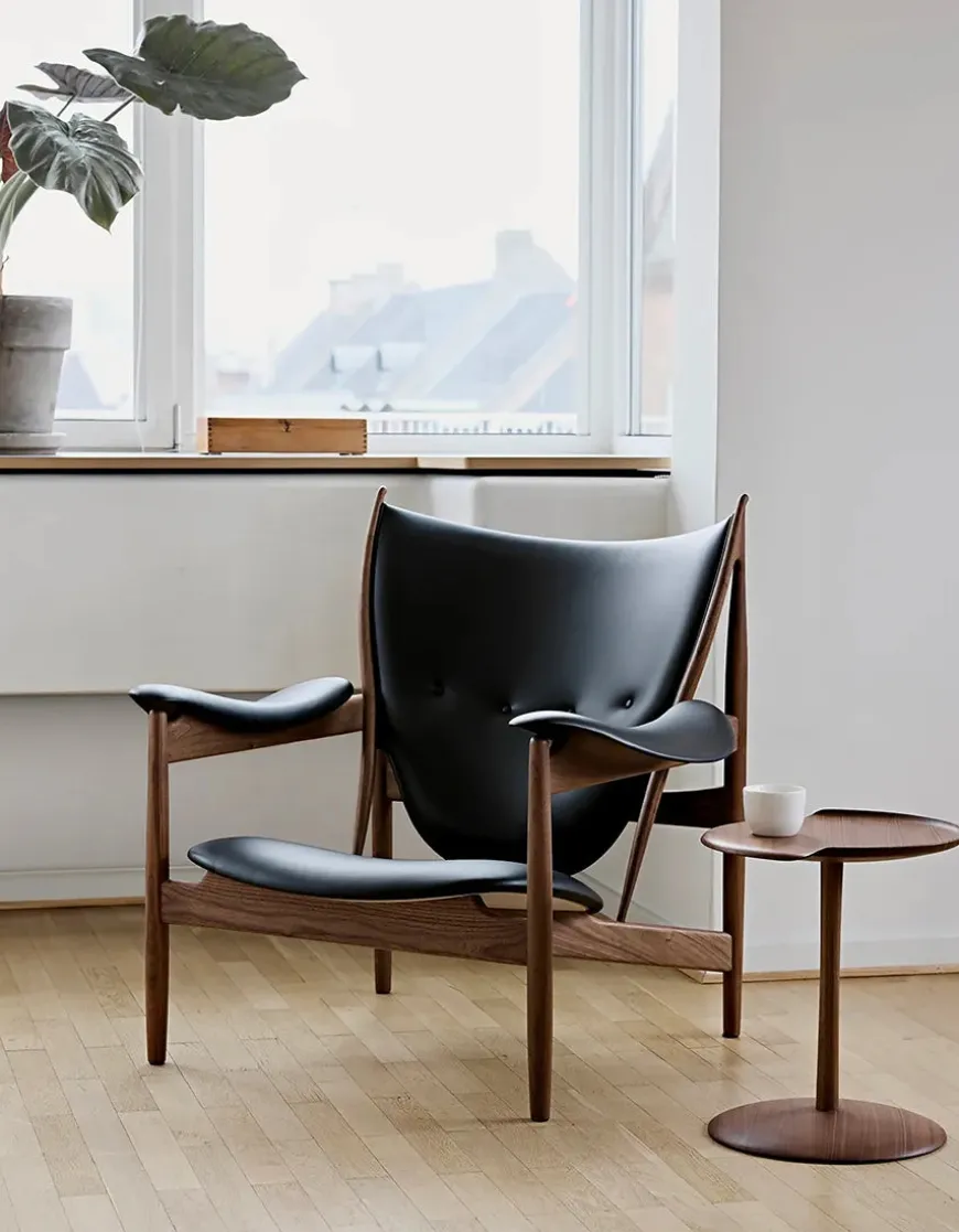 Høvdingestol, eg klar olie af Finn Juhl