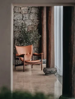 Høvdingestol, eg klar olie af Finn Juhl