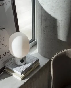 JWDA Bordlampe, hvid marmor fra Audo Copenhagen