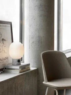 JWDA Bordlampe, hvid marmor fra Audo Copenhagen