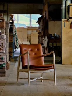 Kaminstolen, eg klar olie af Finn Juhl