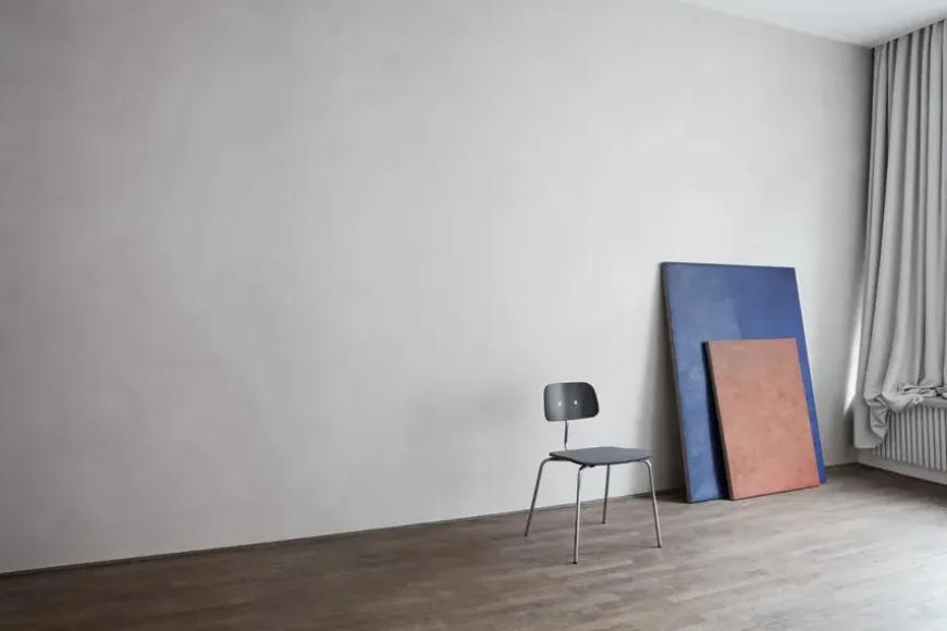 Kevi 2060 stol i sort lak fra Montana