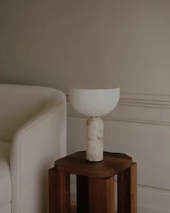 Kizu Bordlampe Small, Black Marble fra New Works