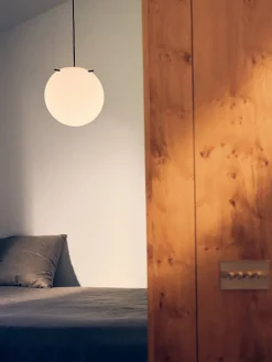 Koi Pendel, white/black Ø19 fra Frandsen