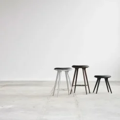 Lav barstol i sortbejdset bøg fra Mater