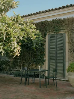 May sæt, 2 stole og bord 85x85 i dark green fra New Works