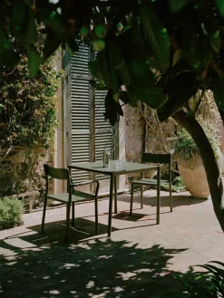 May sæt, 2 stole og bord 85x85 i dark green fra New Works