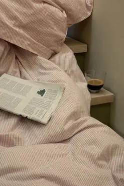 Monochrome Lines Sengetøj, okker/hvid fra Juna