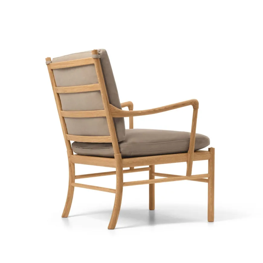 OW149 Colonial lænestol, valnød olie, Terra-læder af Ole Wanscher