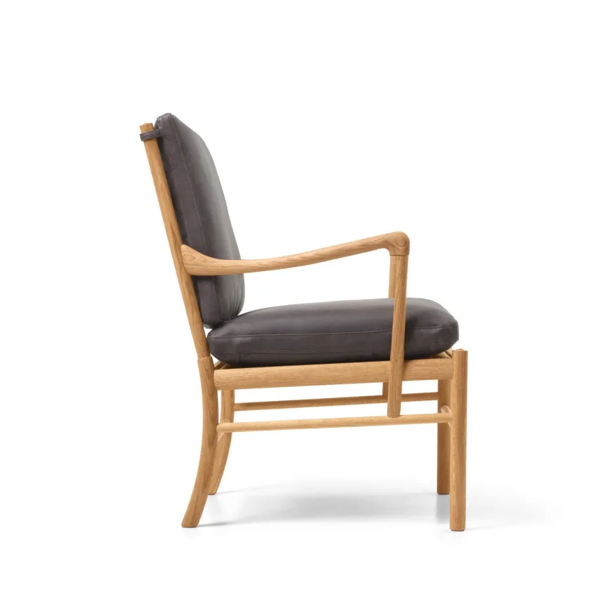 OW149 Colonial lænestol, valnød olie, Terra-læder af Ole Wanscher