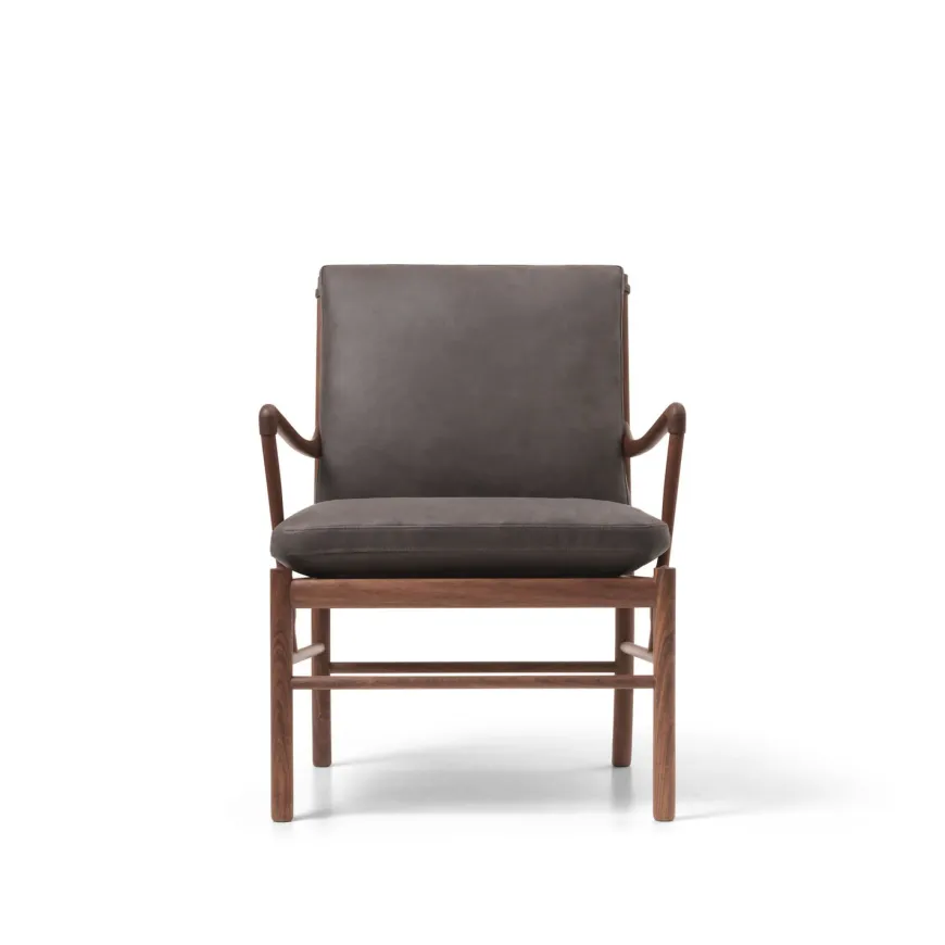 OW149 Colonial lænestol, valnød olie, Terra-læder af Ole Wanscher