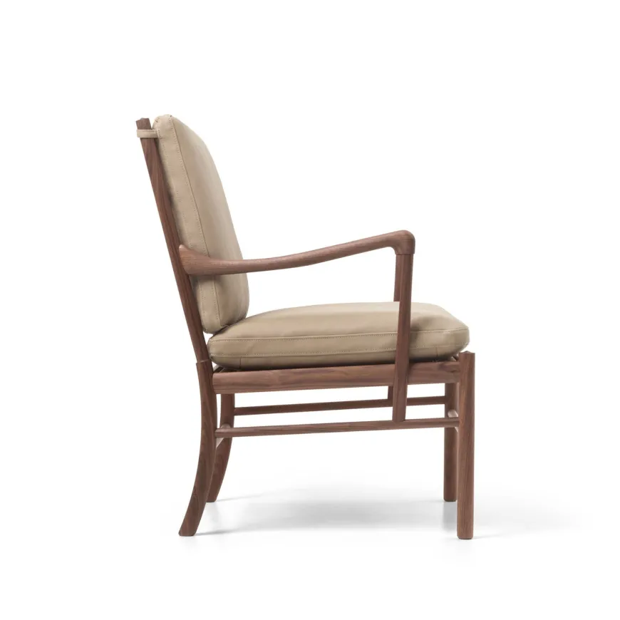 OW149 Colonial lænestol, valnød olie, Terra-læder af Ole Wanscher