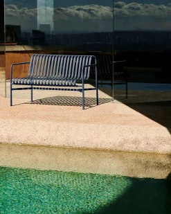 Palissade Dining Bench Armrest, Deep Blue fra Hay