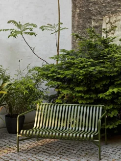 Palissade Dining Bench Armrest, Deep Blue fra Hay