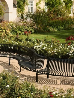 Palissade Park Dining Bench, in, iron red fra Hay