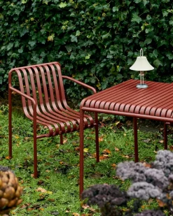 Palissade Table 90x82, iron red fra Hay