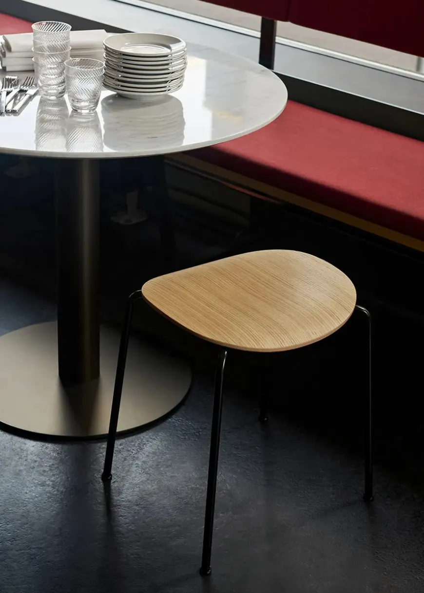 Pavilion Stool AV36 fra &Tradition