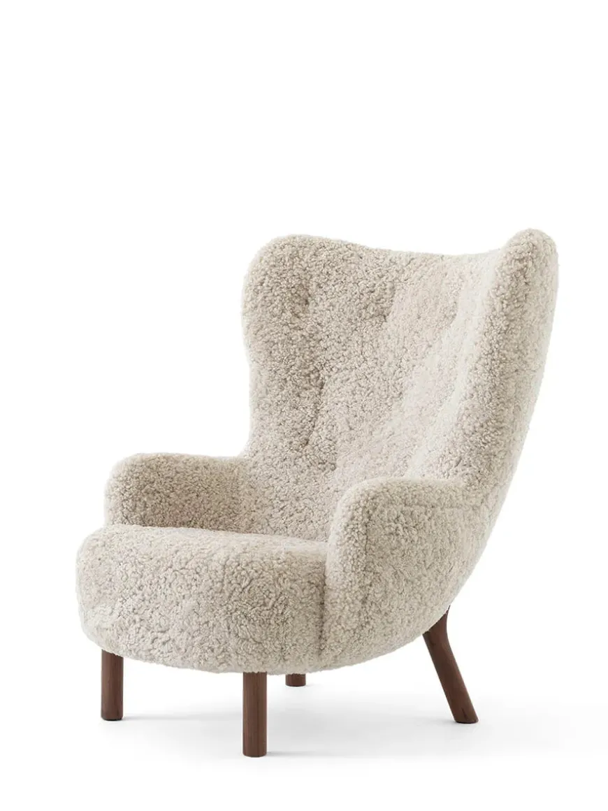 Petra VB3 Chair, moonlight sheepskin/walnut fra &Tradition