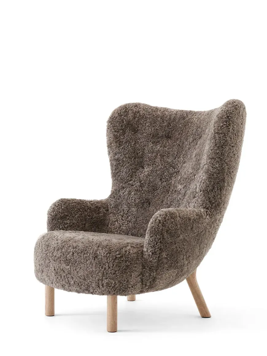 Petra VB3 Chair, moonlight sheepskin/walnut fra &Tradition